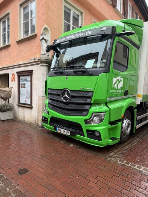 Camion de déménagement deinMove devant un bâtiment