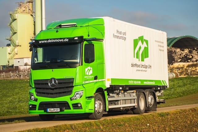 Camion de déménagement deinMove sur la route