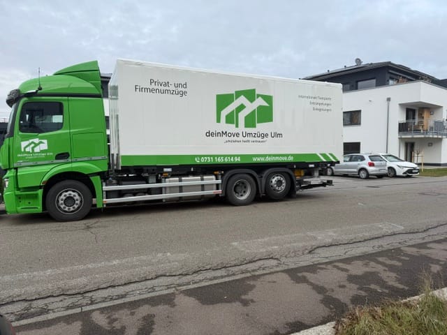Camion de déménagement deinMove dans un quartier résidentiel