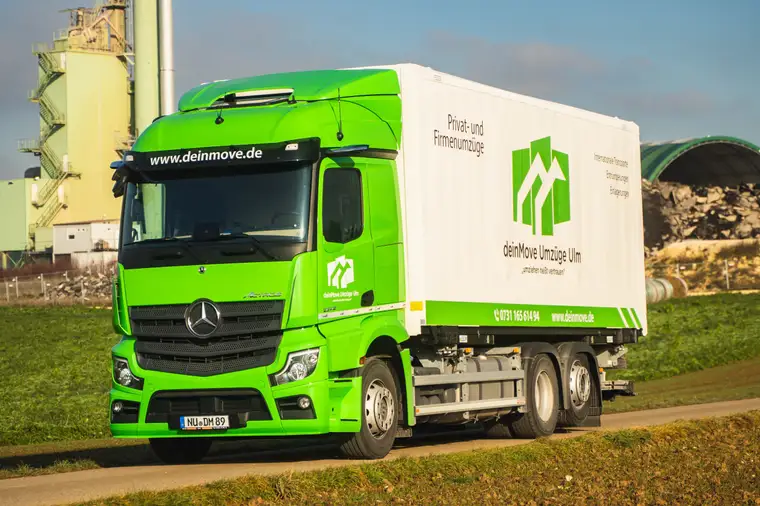 deinMove Umzugs-LKW auf der Straße — EU-weite Auslandsumzüge